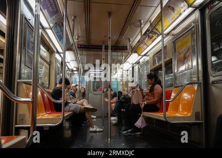 New York, USA - 21. Juli 2023: Passagiere mit der New Yorker U-Bahn. Stockfoto