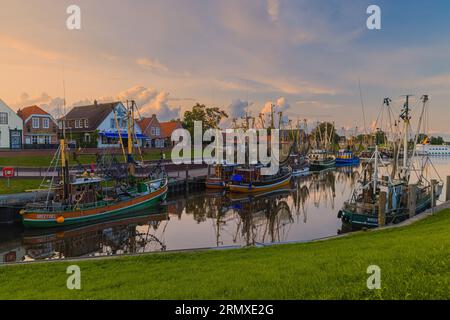 Ein abendliches Foto des malerischen Hafens im Fischerdorf Greetsiel. Greetsiel ist eine kleine Hafenstadt an der Leybocht im Westen von East F Stockfoto