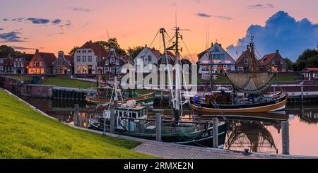 Ein 2:1 Panoramabild des malerischen Hafens im Fischerdorf Greetsiel nach Sonnenuntergang. Greetsiel ist eine kleine Hafenstadt am Leybocht in t Stockfoto