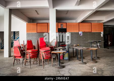 In einem leeren Restaurant an der Walking St. stapeln sich Sitzplätze und Tische Pattaya, Thailand. Stockfoto