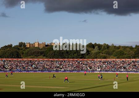 Seat Unique Riverside, Chester le Street am Mittwoch, den 30. August 2023. Luke Wood of England bowlt am Mittwoch, den 30. August 2023, den ersten Over gegen Finn Allen aus Neuseeland während des Mens International T20 Matches zwischen England und Neuseeland auf der Seat Unique Riverside, Chester le Street. (Foto: Chris Booth | MI News) Credit: MI News & Sport /Alamy Live News Stockfoto