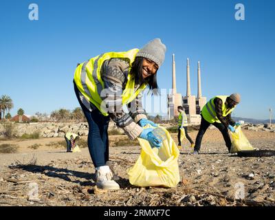 Junge Freiwillige afroamerikanerin, die Plastik sammelt. Konzept des Umweltschützers Stockfoto