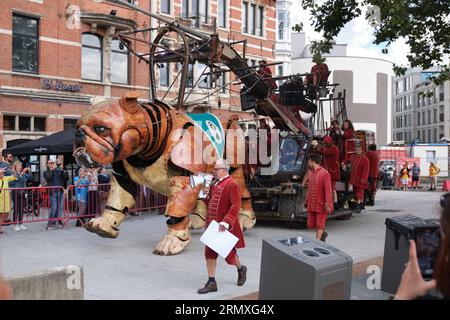 Das Marionettentheater Royal de Luxe spielt in Antwerpen, Belgien Stockfoto