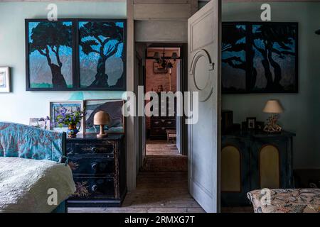 Dramatische Kunstwerke mit Blick durch die offene Tür aus dem Schlafzimmer des aus dem 18. Jahrhundert stammenden Blumenlofts in der Nähe von Penzance in Cornwall, Großbritannien Stockfoto