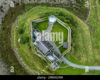 Dunguaire Castle ist ein Tower House aus dem 16. Jahrhundert an der Südostküste der Galway Bay im County Galway, Irland, in der Nähe von Kinvara Stockfoto