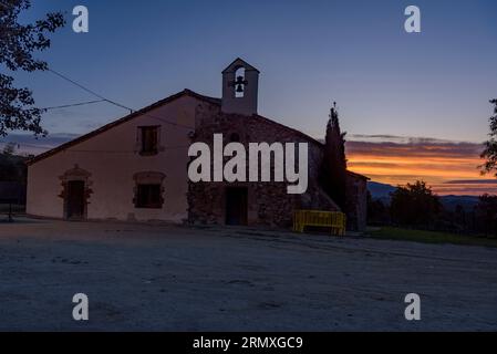 Kapelle Sant Simplici in Santa Eulàlia de Roncana bei Sonnenaufgang (Vallès Oriental, Barcelona, Katalonien, Spanien) ESP: Capilla del Sant Simplici (España) Stockfoto