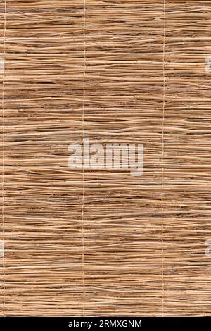 Beige Bambusmatte. Vertikale Aufnahme Stockfoto
