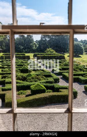 Blick durch Fenster zum Parterre aus dem 18. Jahrhundert, Umbau eines Blumenlofts in der Nähe von Penzance in Cornwall, Großbritannien Stockfoto