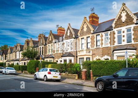 Eine Reihe von Reihenhäusern in einer gehobenen Gegend von Cardiff. Britischer Wohnungsmarkt. Immobilienmarkt. Hypotheken. Konzept. Zusammenfassung. Geschäftskunden. Wirtschaftlichkeit. Finanzen. Stockfoto