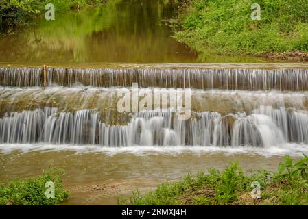 Umgebung des Flusses Tenes, der im Frühjahr durch Santa Eulàlia de Roncana führt (Vallès Oriental, Barcelona, Katalonien, Spanien) Stockfoto