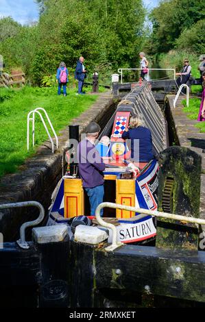 Fliegenboot Saturn, der durch den Montgomery-Kanal und durch Schleusen fährt, während er von einem Pferd gezogen wird. Stockfoto