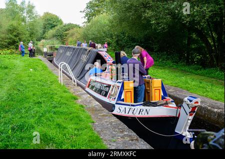 Fliegenboot Saturn, der durch den Montgomery-Kanal und durch Schleusen fährt, während er von einem Pferd gezogen wird. Stockfoto