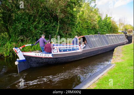 Fliegenboot Saturn, der durch den Montgomery-Kanal und durch Schleusen fährt, während er von einem Pferd gezogen wird. Stockfoto