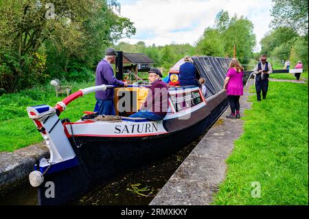 Fliegenboot Saturn, der durch den Montgomery-Kanal und durch Schleusen fährt, während er von einem Pferd gezogen wird. Stockfoto