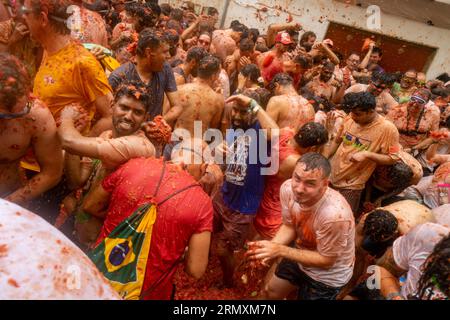 Buñol, Valencia, Spanien, 33. August 2023, 18.000 Menschen fahren auf die Hauptstraße von Buñol, um die Straßen in La Tomatina rot zu färben. Die 76. Ausgabe des traditionellen Festivals, das die zentralsten Straßen der Gemeinde in einen Krieg verwandelt hat, in dem 150.000 kg Tomaten als einzige Munition verwendet wurden. @Salva Garrigues / Alamy Live News Stockfoto