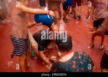 Buñol, Valencia, Spanien, 33. August 2023, 18.000 Menschen fahren auf die Hauptstraße von Buñol, um die Straßen in La Tomatina rot zu färben. Die 76. Ausgabe des traditionellen Festivals, das die zentralsten Straßen der Gemeinde in einen Krieg verwandelt hat, in dem 150.000 kg Tomaten als einzige Munition verwendet wurden. @Salva Garrigues / Alamy Live News Stockfoto