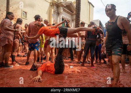 Buñol, Valencia, Spanien, 33. August 2023, 18.000 Menschen fahren auf die Hauptstraße von Buñol, um die Straßen in La Tomatina rot zu färben. Die 76. Ausgabe des traditionellen Festivals, das die zentralsten Straßen der Gemeinde in einen Krieg verwandelt hat, in dem 150.000 kg Tomaten als einzige Munition verwendet wurden. @Salva Garrigues / Alamy Live News Stockfoto