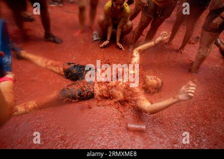 Buñol, Valencia, Spanien, 33. August 2023, 18.000 Menschen fahren auf die Hauptstraße von Buñol, um die Straßen in La Tomatina rot zu färben. Die 76. Ausgabe des traditionellen Festivals, das die zentralsten Straßen der Gemeinde in einen Krieg verwandelt hat, in dem 150.000 kg Tomaten als einzige Munition verwendet wurden. @Salva Garrigues / Alamy Live News Stockfoto