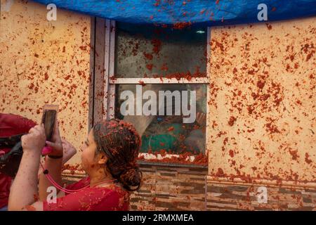 Buñol, Valencia, Spanien, 33. August 2023, 18.000 Menschen fahren auf die Hauptstraße von Buñol, um die Straßen in La Tomatina rot zu färben. Die 76. Ausgabe des traditionellen Festivals, das die zentralsten Straßen der Gemeinde in einen Krieg verwandelt hat, in dem 150.000 kg Tomaten als einzige Munition verwendet wurden. @Salva Garrigues / Alamy Live News Stockfoto