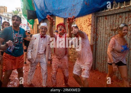 Buñol, Valencia, Spanien, 33. August 2023, 18.000 Menschen fahren auf die Hauptstraße von Buñol, um die Straßen in La Tomatina rot zu färben. Die 76. Ausgabe des traditionellen Festivals, das die zentralsten Straßen der Gemeinde in einen Krieg verwandelt hat, in dem 150.000 kg Tomaten als einzige Munition verwendet wurden. @Salva Garrigues / Alamy Live News Stockfoto