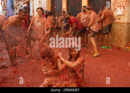 Buñol, Valencia, Spanien, 33. August 2023, 18.000 Menschen fahren auf die Hauptstraße von Buñol, um die Straßen in La Tomatina rot zu färben. Die 76. Ausgabe des traditionellen Festivals, das die zentralsten Straßen der Gemeinde in einen Krieg verwandelt hat, in dem 150.000 kg Tomaten als einzige Munition verwendet wurden. @Salva Garrigues / Alamy Live News Stockfoto