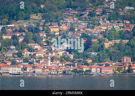 Malerischer Blick auf Menaggio, Comer See, Italien von Bellagio aus gesehen Stockfoto