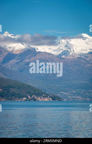 Malerischer Blick auf den Comer See, Italien und seinen nördlichen Zweig mit Blick nach Norden mit Santa Maria Rezzonico und schneebedeckten Bergen im Hintergrund vor bl Stockfoto