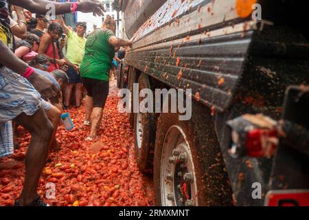 Buñol, Valencia, Spanien, 33. August 2023, 18.000 Menschen fahren auf die Hauptstraße von Buñol, um die Straßen in La Tomatina rot zu färben. Die 76. Ausgabe des traditionellen Festivals, das die zentralsten Straßen der Gemeinde in einen Krieg verwandelt hat, in dem 150.000 kg Tomaten als einzige Munition verwendet wurden. @Salva Garrigues / Alamy Live News Stockfoto