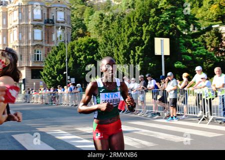 Mexikanische Läuferin beim WAC Budapest Marathon Laufevent auf der urbanen Straße am 26. August. Sport, Wettkampf, aktiver Lebensstil Stockfoto
