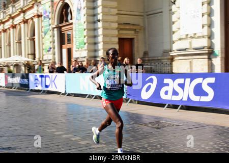 Äthiopische Läuferin beim WAC Marathon Laufevent auf der Urban Street in Budapest am 26. August. Sport, Wettkampf, aktiver Lebensstil Stockfoto