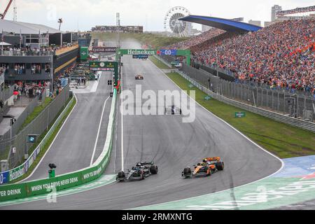 George Russell 63 (GBR), Mercedes W14 Lando Norris 4 (GBR), McLaren MCL60 während der FORMEL 1 HEINEKEN DUTCH GRAND PRIX 2023 auf dem Circuit Zandvoort CM.com, Zandvoort, Niederlande am 27. August 2023 Stockfoto