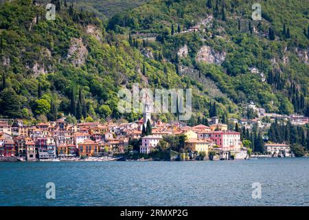 Blick auf die wunderschöne bunte Stadt Varenna am Ostufer des Comer Sees, Italien vom Wasser aus gesehen Stockfoto