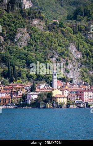 Blick auf die wunderschöne bunte Stadt Varenna am Ostufer des Comer Sees, Italien vom Wasser aus gesehen Stockfoto