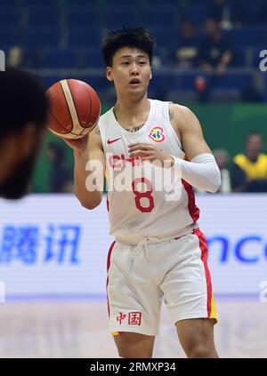 Quezon City, Philippinen. 30. August 2023. Rui Zhao von China Männer Basketball Team wird in Aktion während der FIBA Männer Basketball WM 2023 Spiel zwischen China und Puerto Rico im Araneta Coliseum in Quezon City gesehen. Endstand Puerto Rico 107:89 China. Quelle: SOPA Images Limited/Alamy Live News Stockfoto