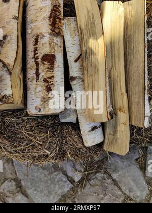 Gehacktes Brennholz wird in ordentlichen Stapeln gestapelt. Holzhaufen. Hintergrund. Draufsicht. Nahaufnahme. Selektiver Fokus. Stockfoto