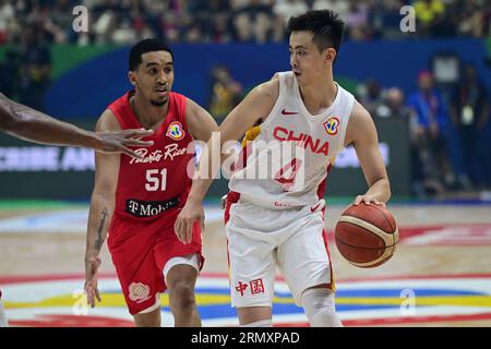 Quezon City, Philippinen. 30. August 2023. Jiwei Zhao aus China Männer Basketballteam wird in Aktion während der FIBA Männer Basketball WM 2023 Spiel zwischen China und Puerto Rico im Araneta Coliseum in Quezon City gesehen. Endstand Puerto Rico 107:89 China. Quelle: SOPA Images Limited/Alamy Live News Stockfoto