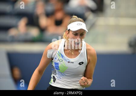 New York, Usa. 30. August 2023. Die Belgierin Elise Mertens feiert im Rahmen eines Tennisspiels gegen US Collins in der zweiten Runde der Women's Singles beim US Open Grand Slam Tennis Turnier 2023 in New York City, USA, Mittwoch, den 30. August 2023. BELGA FOTO TONY BEHAR Credit: Belga News Agency/Alamy Live News Stockfoto