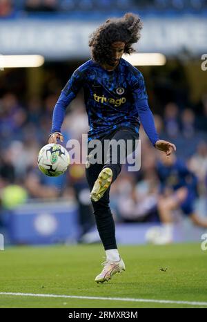 Marc Cucurella von Chelsea erwärmt sich vor dem Spiel im Carabao Cup in der zweiten Runde in Stamford Bridge, London. Bilddatum: Mittwoch, 30. August 2023. Stockfoto