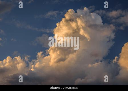 Cumulonimbus-Wolke bei Sonnenuntergang, gesehen von Vilanova de Banat (Alt Urgell, Lleida, Katalonien, Spanien, Pyrenäen) ESP: Nube cumulonimbus al atardecer Stockfoto