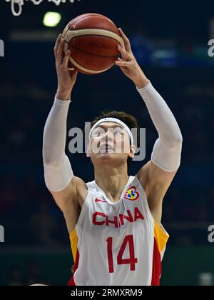 Quezon City, Philippinen. 30. August 2023. Jiwei Zhao aus China Männer Basketballteam wird in Aktion während der FIBA Männer Basketball WM 2023 Spiel zwischen China und Puerto Rico im Araneta Coliseum in Quezon City gesehen. Endstand Puerto Rico 107:89 China. (Foto: Luis Veniegra/SOPA Images/SIPA USA) Credit: SIPA USA/Alamy Live News Stockfoto