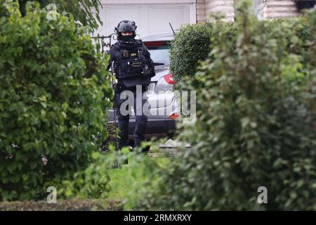 Motala, Schweden. 30. August 2023. Ein verdächtig gefährliches Objekt wurde in einem Wohngebiet in Motala, Schweden, am Mittwochnachmittag gefunden. Das nationale Bombenkommando der Polizei war am Tatort, um den Gegenstand zu entfernen. Quelle: Jeppe Gustafsson/Alamy Live News Stockfoto