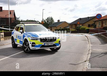 Motala, Schweden. 30. August 2023. Ein verdächtig gefährliches Objekt wurde in einem Wohngebiet in Motala, Schweden, am Mittwochnachmittag gefunden. Das nationale Bombenkommando der Polizei war am Tatort, um den Gegenstand zu entfernen. Quelle: Jeppe Gustafsson/Alamy Live News Stockfoto