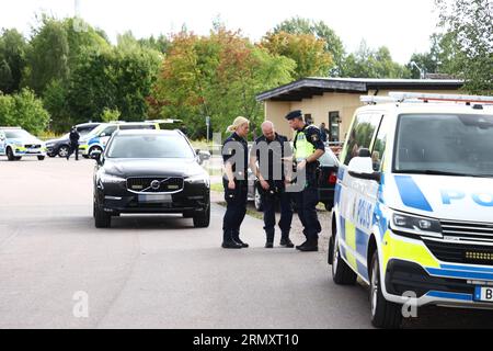 Motala, Schweden. 30. August 2023. Ein verdächtig gefährliches Objekt wurde in einem Wohngebiet in Motala, Schweden, am Mittwochnachmittag gefunden. Das nationale Bombenkommando der Polizei war am Tatort, um den Gegenstand zu entfernen. Quelle: Jeppe Gustafsson/Alamy Live News Stockfoto