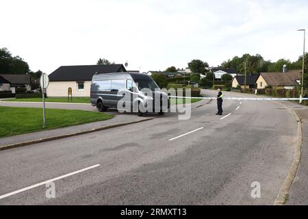 Motala, Schweden. 30. August 2023. Ein verdächtig gefährliches Objekt wurde in einem Wohngebiet in Motala, Schweden, am Mittwochnachmittag gefunden. Das nationale Bombenkommando der Polizei war am Tatort, um den Gegenstand zu entfernen. Quelle: Jeppe Gustafsson/Alamy Live News Stockfoto