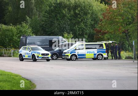 Motala, Schweden. 30. August 2023. Ein verdächtig gefährliches Objekt wurde in einem Wohngebiet in Motala, Schweden, am Mittwochnachmittag gefunden. Das nationale Bombenkommando der Polizei war am Tatort, um den Gegenstand zu entfernen. Quelle: Jeppe Gustafsson/Alamy Live News Stockfoto