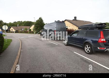 Motala, Schweden. 30. August 2023. Ein verdächtig gefährliches Objekt wurde in einem Wohngebiet in Motala, Schweden, am Mittwochnachmittag gefunden. Das nationale Bombenkommando der Polizei war am Tatort, um den Gegenstand zu entfernen. Quelle: Jeppe Gustafsson/Alamy Live News Stockfoto