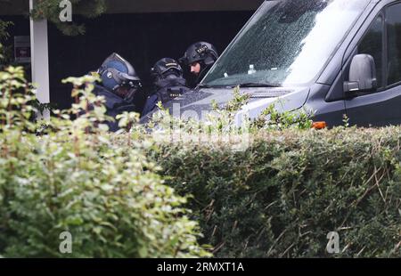 Motala, Schweden. 30. August 2023. Ein verdächtig gefährliches Objekt wurde in einem Wohngebiet in Motala, Schweden, am Mittwochnachmittag gefunden. Das nationale Bombenkommando der Polizei war am Tatort, um den Gegenstand zu entfernen. Quelle: Jeppe Gustafsson/Alamy Live News Stockfoto