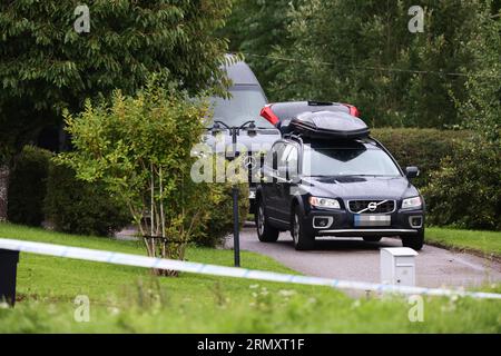 Motala, Schweden. 30. August 2023. Ein verdächtig gefährliches Objekt wurde in einem Wohngebiet in Motala, Schweden, am Mittwochnachmittag gefunden. Das nationale Bombenkommando der Polizei war am Tatort, um den Gegenstand zu entfernen. Quelle: Jeppe Gustafsson/Alamy Live News Stockfoto