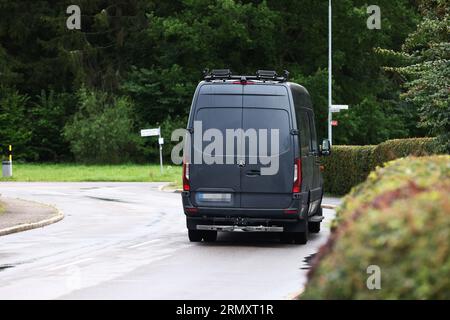 Motala, Schweden. 30. August 2023. Ein verdächtig gefährliches Objekt wurde in einem Wohngebiet in Motala, Schweden, am Mittwochnachmittag gefunden. Das nationale Bombenkommando der Polizei war am Tatort, um den Gegenstand zu entfernen. Quelle: Jeppe Gustafsson/Alamy Live News Stockfoto