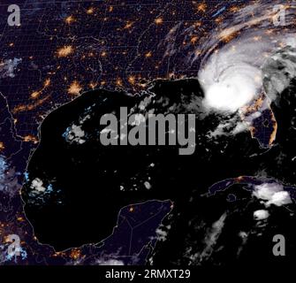 Miami, Usa. 30. August 2023. Das Satellitenbild von NOAA GEOS-East zeigt Hurrikan Idalia, der im Big Bend-Gebiet von Florida am Golf von Mexiko an Land kommt und starke Winde und eine potenzielle Sturmflut von 10 bis 15 Fuß als starker Sturm der Kategorie 4 bringt, 30. August 2023. Quelle: NESDIS/STAR/NOAA/Alamy Live News Stockfoto